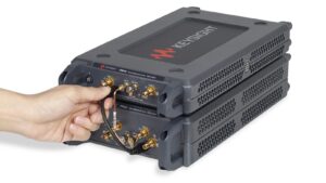 P5001B_P5004B-P5024B-multi-modules-with-interconnect-cables-TRANSP-SHAD-05_hand